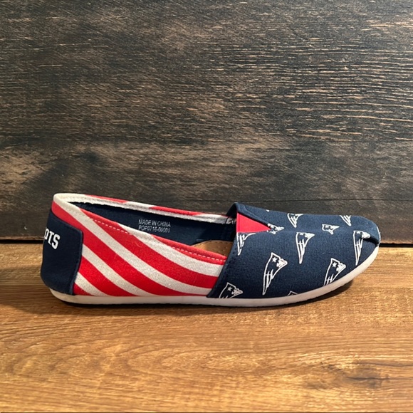 NFL New England Patriots Women's Slip-on Shoes Navy and Red Striped Patriots Fan - Picture 3 of 6
